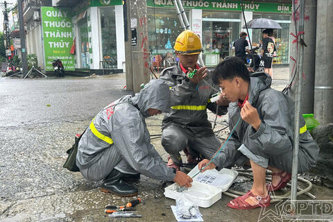 Người Viettel trắng đêm khắc phục sự cố, giữ thông tin liên lạc cho khách hàng