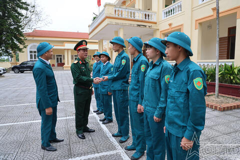 Tư lệnh Bộ Tư lệnh Thủ đô thăm và kiểm tra trụ sở làm việc của Ban CHQS xã Trung Giã