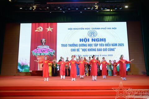 Trao thưởng cho 221 học sinh, sinh viên có thành tích học tập tiêu biểu