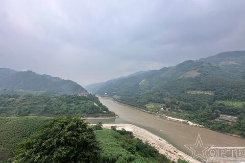 Vững vàng thế đứng nơi con sông Hồng chảy vào đất Việt