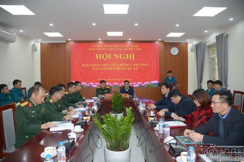 Bàn giao nhiệm vụ chỉ huy trưởng Ban CHQS xã Mê Linh