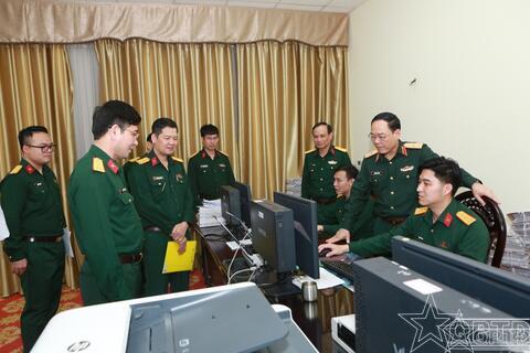 Thiếu tướng Trần Minh Toản kiểm tra công tác số hoá hồ sơ