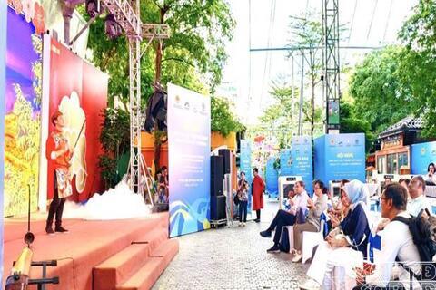 Trưng bày triển lãm, giới thiệu ẩm thực và biểu diễn nghệ thuật chào mừng Hội nghị lãnh đạo các thành phố ASEAN