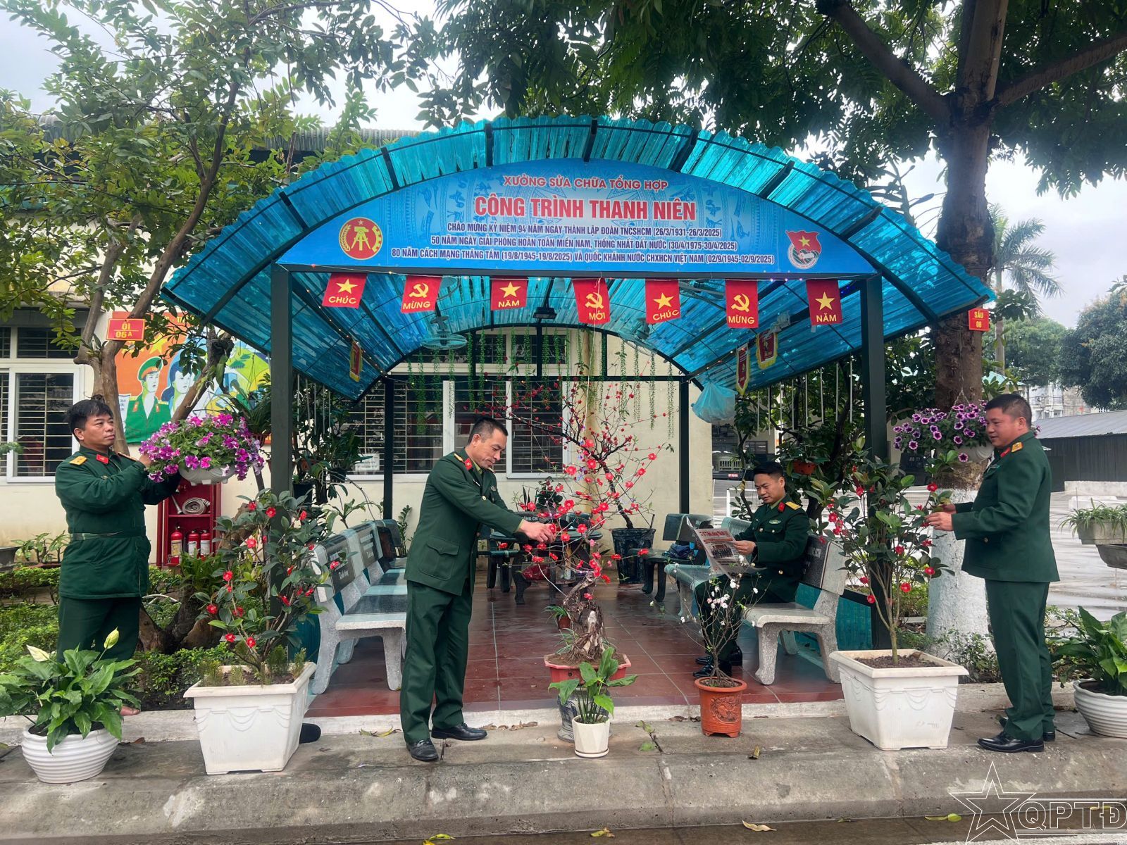 Sắc Xuân bên những phân xưởng