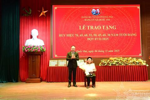 Trung tướng Nguyễn Thanh Tùng trao Huy hiệu Đảng tặng các đảng viên xã Quốc Oai