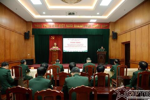 Trao Huân chương Bảo vệ Tổ quốc cho Đại tá Doãn Kim Tuyến