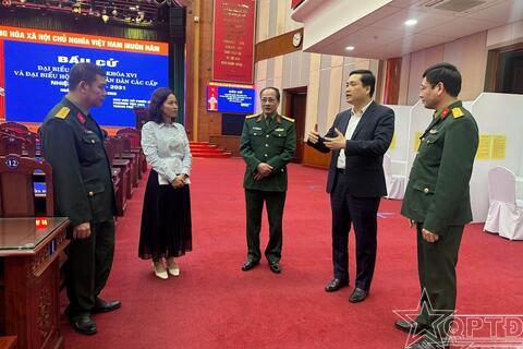 Đoàn công tác phường Yên Hòa kiểm tra công tác chuẩn bị tại điểm bầu cử số 18, Bộ Tư lệnh Thủ đô Hà Nội