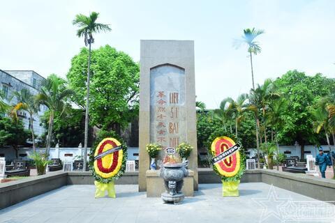 Lễ dâng hoa, dâng hương tri ân các quân nhân và chuyên gia Trung Quốc