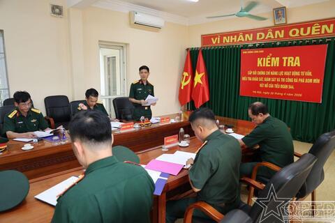 Kiểm tra cấp đổi chứng chỉ năng lực rà phá bom mìn cho Tiểu đoàn Công binh 544
