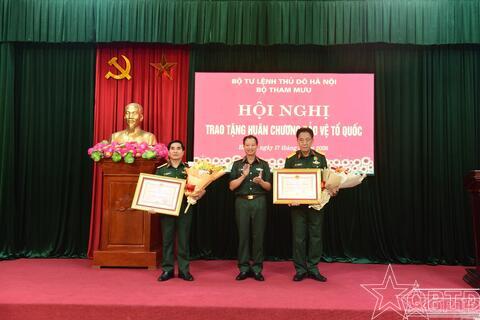 Trao tặng Huân chương Bảo vệ Tổ quốc cho cán bộ đã nghỉ công tác