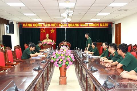 Trao Quyết định nghỉ công tác chờ hưởng chế độ hưu trí