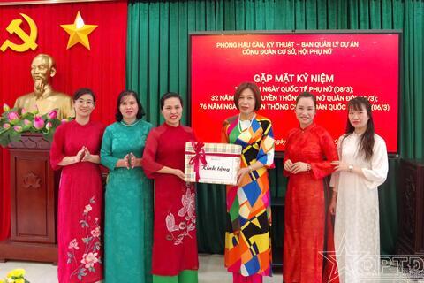 Những “bông hồng” đồng lòng “hai giỏi”