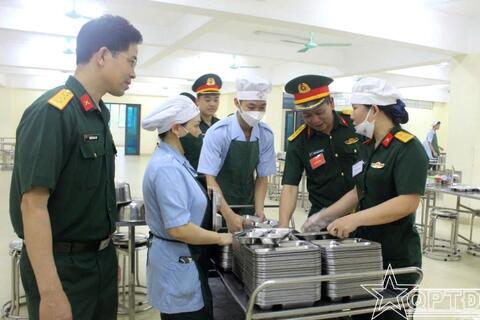 Người đầu bếp nuôi quân tận tâm với công việc
