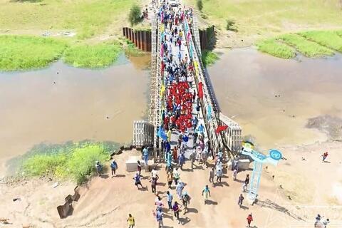 Gói bánh chưng bằng lá chuối rừng, mở đường Xuân xuyên bụi đỏ