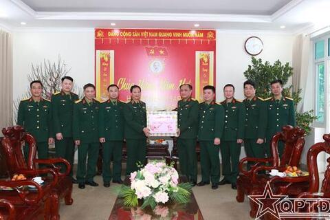 Thiếu tướng Nguyễn Đình Thạo, Phó Tư lệnh kiêm Tham mưu trưởng Bộ Tư lệnh Thủ đô Hà Nội thăm, động viên chúc Tết các đơn vị
