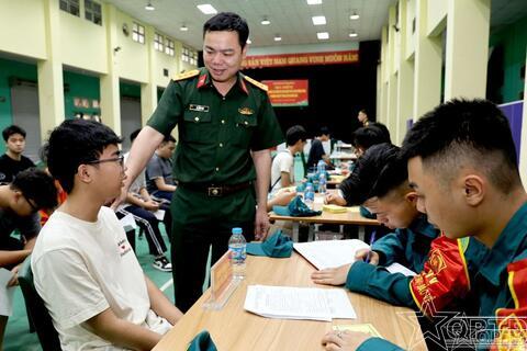 Phường Hồng Hà tổ chức đăng ký NVQS lần đầu cho thanh niên tuổi 17