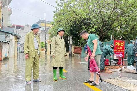 Ban CHQS phường Xuân Phương nhanh chóng xử lý ngập úng