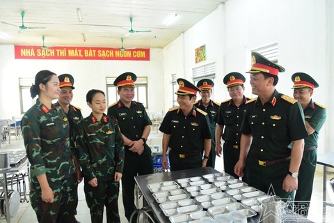Tư lệnh Bộ Tư lệnh Thủ đô Hà Nội thăm, động viên quân nhân chuyên nghiệp tuyển dụng năm 2026
