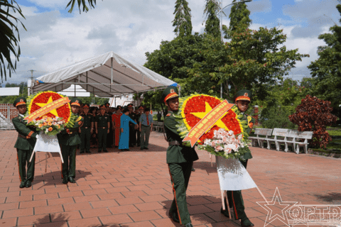 Đoàn Công tác thành phố Hà Nội viếng các Anh hùng, liệt sĩ tại Sa Thầy
