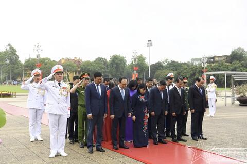 Đoàn đại biểu thành phố Hà Nội viếng Lăng Chủ tịch Hồ Chí Minh