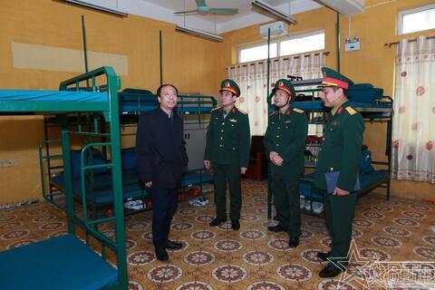 Thăm, kiểm tra và chúc Tết Ban CHQS phường Thượng Cát