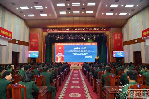 Cử tri cơ quan Bộ Tư lệnh Thủ đô Hà Nội bầu cử tại khu vực bỏ phiếu số 18, phường Yên Hòa