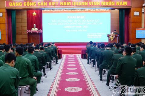 Hơn 300 cử tri Sư đoàn Bộ binh 301 và các đơn vị bầu cử tại điểm bỏ phiếu số 15, phường Yên Nghĩa, thành phố Hà Nội