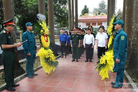 Dâng hoa, dâng hương tại Nghĩa trang liệt sĩ Trung Quốc