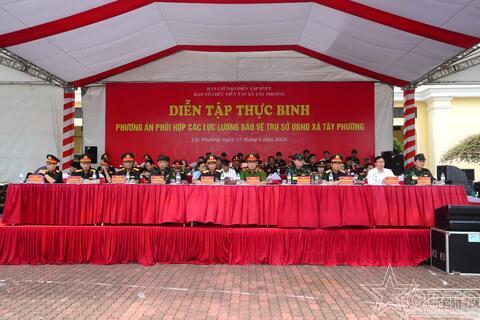 Diễn tập thực binh bảo vệ trụ sở UBND xã Tây Phương
