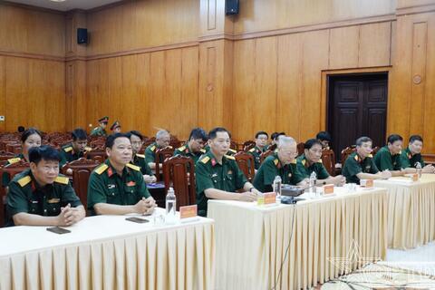 Trao Huân chương Bảo vệ Tổ quốc cho cán bộ đã nghỉ hưu