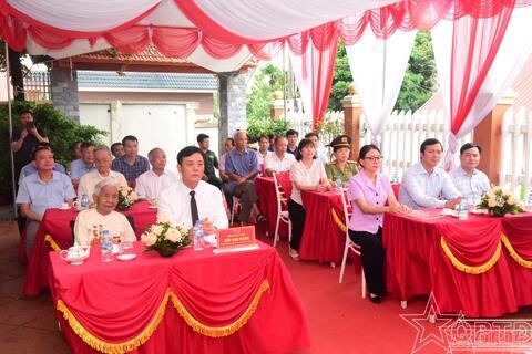 Trung tướng Đào Văn Nhận trao Huy hiệu 80 năm tuổi Đảng cho các đảng viên lão thành tại xã Vật Lại