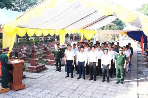 Xã Dân Hòa lấy mẫu hài cốt liệt sĩ tại Nghĩa trang liệt sĩ Tân Ước